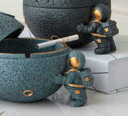 宇宙人の創意的な個性的な灰皿を持って、オフィスの宇宙飛行士を覆います。