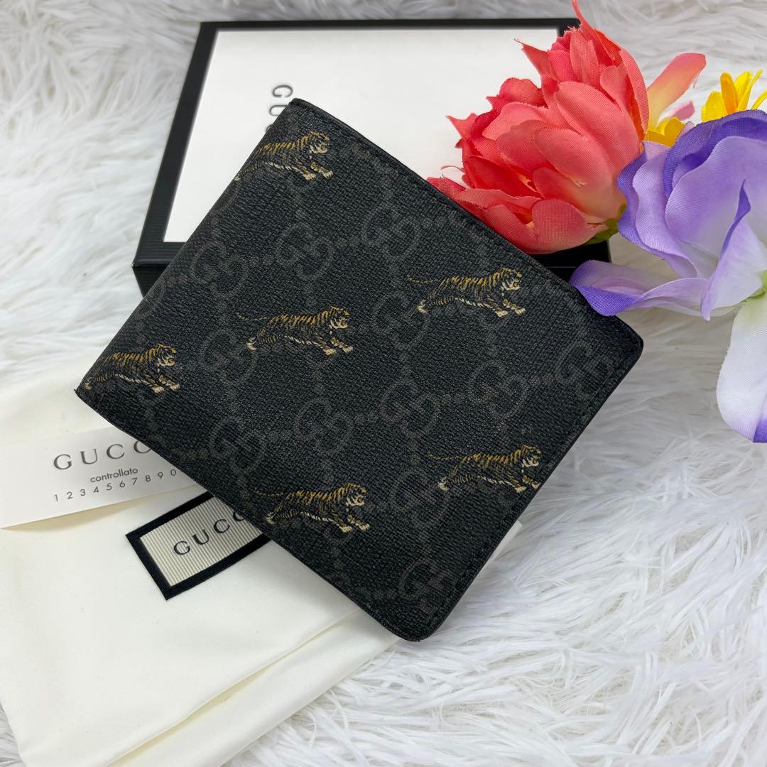 美品✨グッチ　二つ折り財布 タイガー　PVC GGスプリーム ブラック