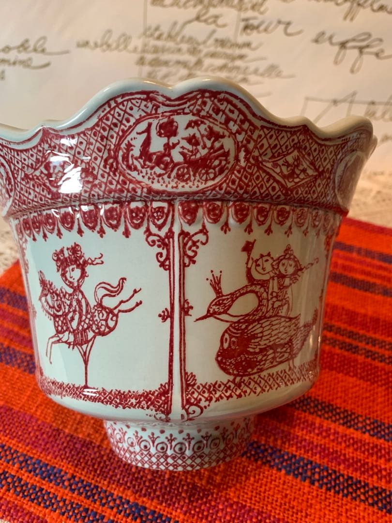 ビヨンヴィンブラッド　激レア・ビンテージのメリーゴーランド型の蓋物可愛すぎます！