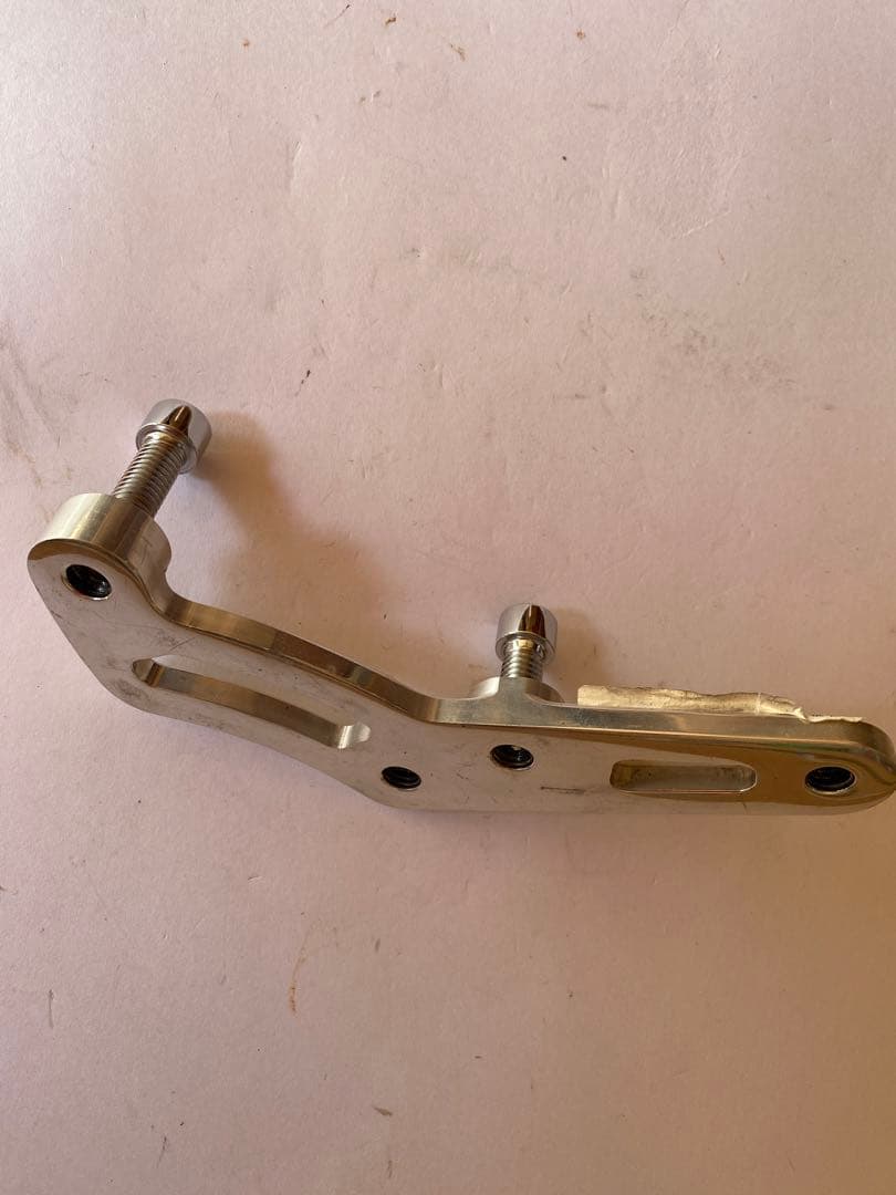 アレンネス　フロントキャリパーステー　02-852