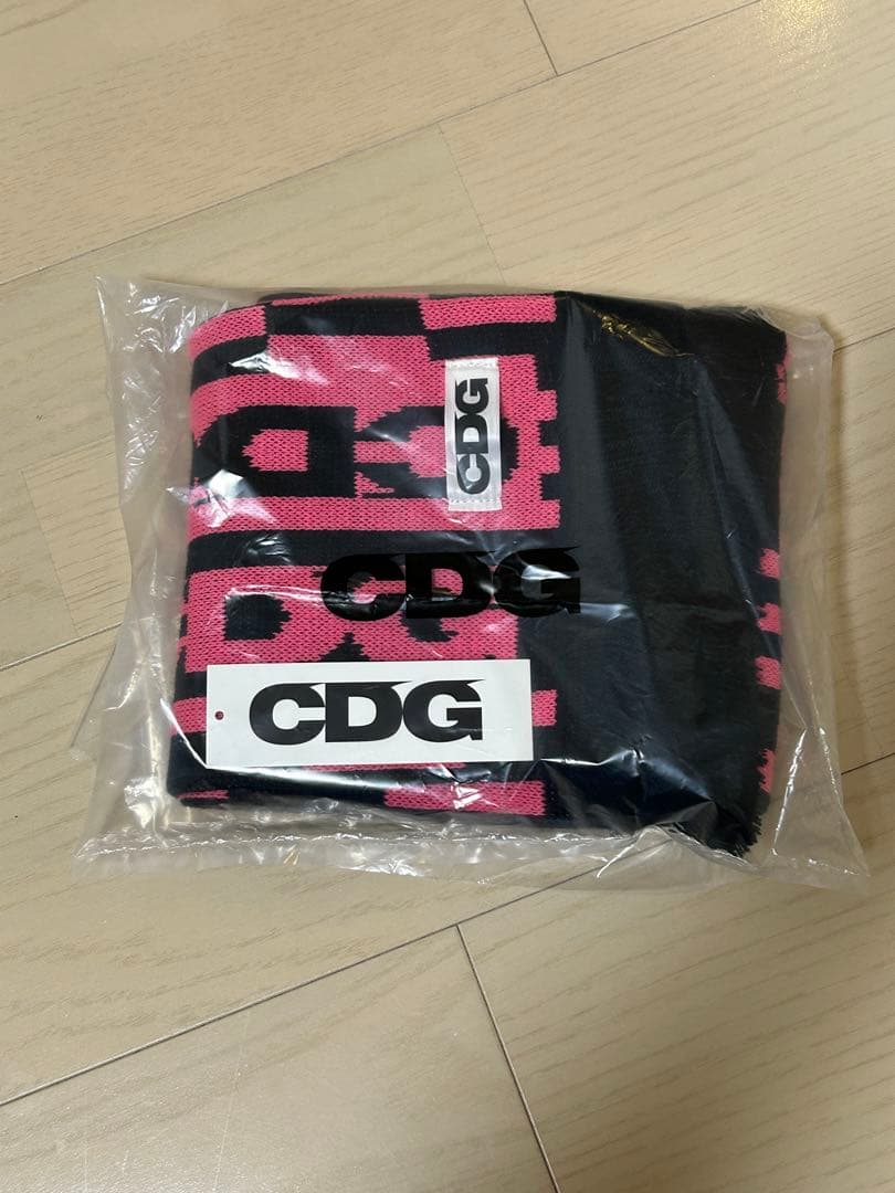 CDG ピンク 黒 マフラー　COMME DES GARÇONS