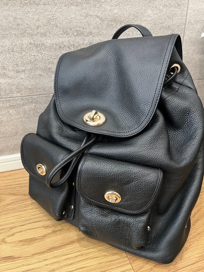 《美品》coach黒 レザー フラップ付きバックパック
