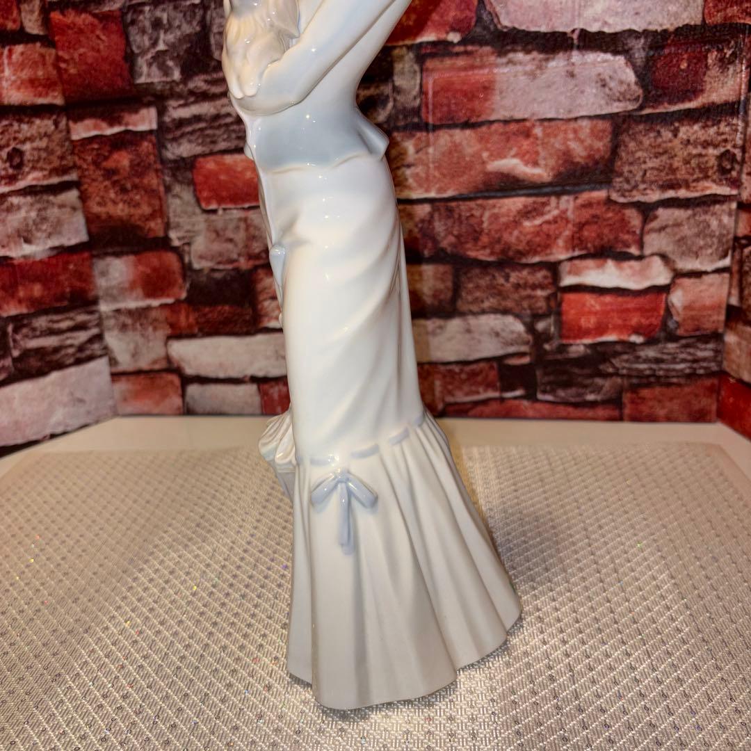 リヤドロ　犬を抱く貴婦人