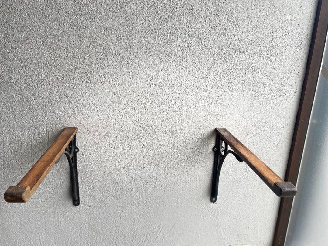 貴重　黒ガラス棚板　木と鉄の棚受けアンティーク