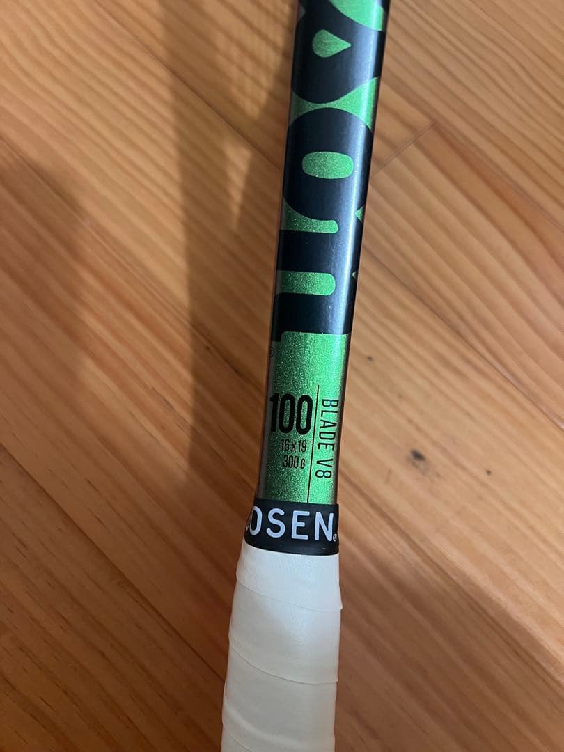 Wilson Blade V8 100 300g G2テニスラケット