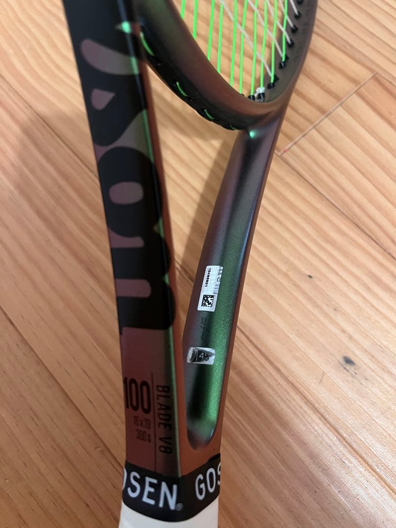 Wilson Blade V8 100 300g G2テニスラケット