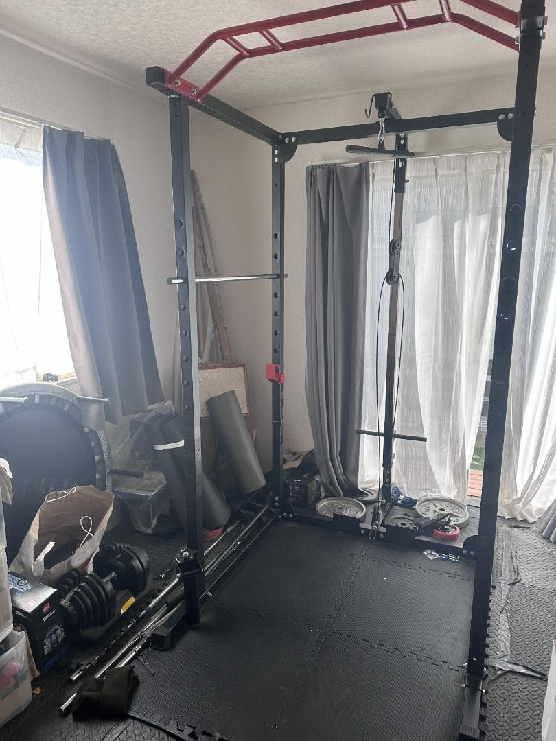 ウエイトトレーニング weight lifting cage, bars and weights