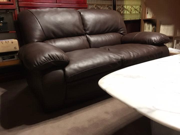 総革張りの二人掛けソファ  落ち着いた深いブラウン
