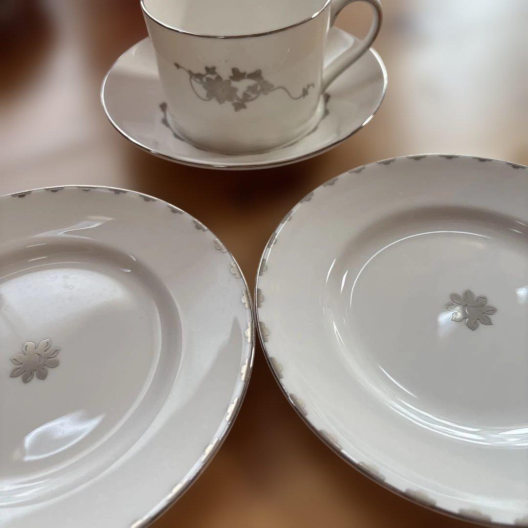 ウエッジウッド　プラチナアクセントプレート2枚とソーサーとマグカップ１セット