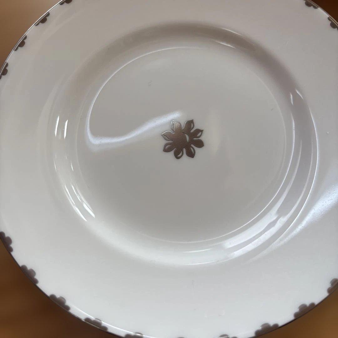 ウエッジウッド　プラチナアクセントプレート2枚とソーサーとマグカップ１セット