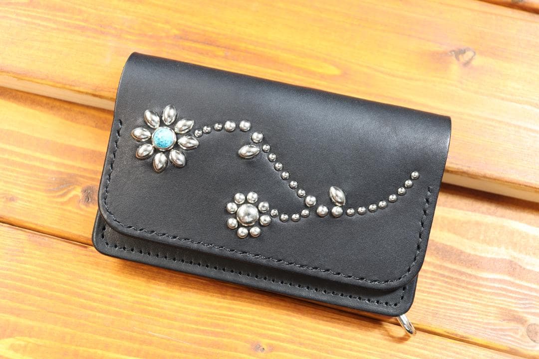 フラワースタッズミドルトラッカーウォレット ハトメ小判カン付き