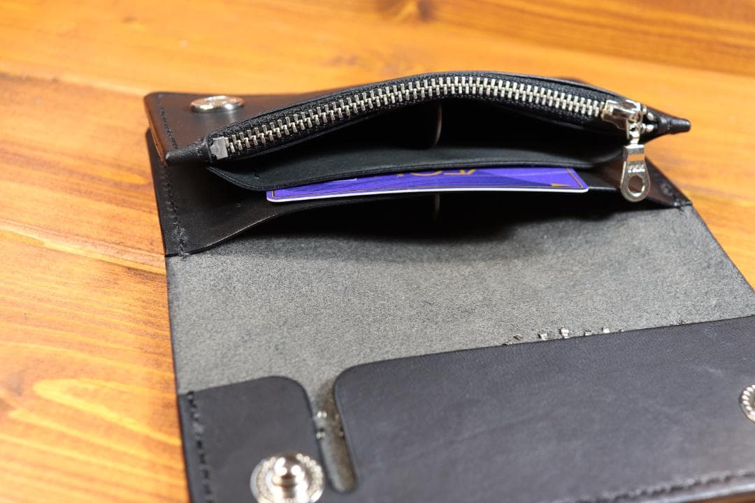 フラワースタッズミドルトラッカーウォレット ハトメ小判カン付き