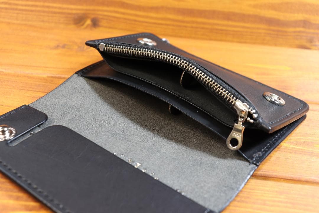 フラワースタッズミドルトラッカーウォレット ハトメ小判カン付き