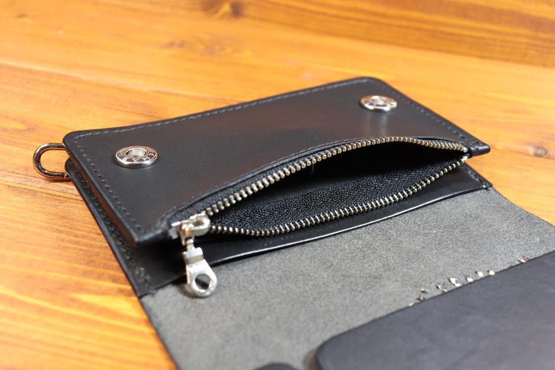 フラワースタッズミドルトラッカーウォレット ハトメ小判カン付き