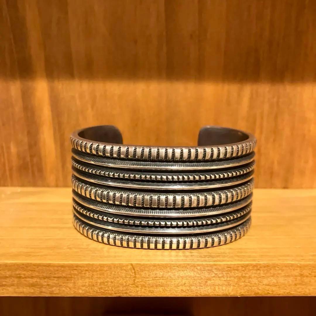 ナバホ族　ハリソンジム　チゼルワーク　バングル　インディアンジュエリー　ナバホ