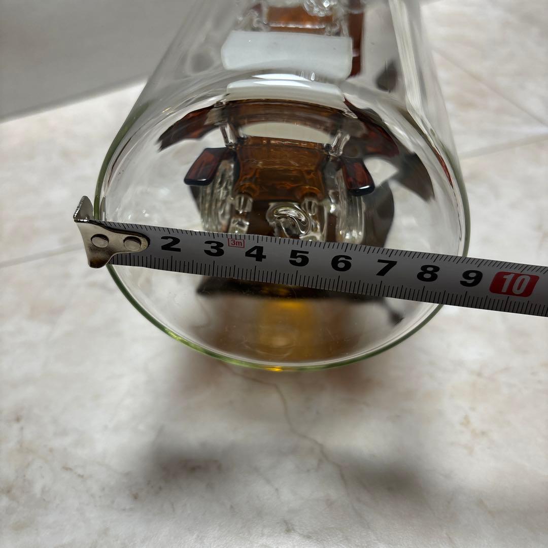 ガラスのボトルシップに入ったロールス・ロイスのガラス細工