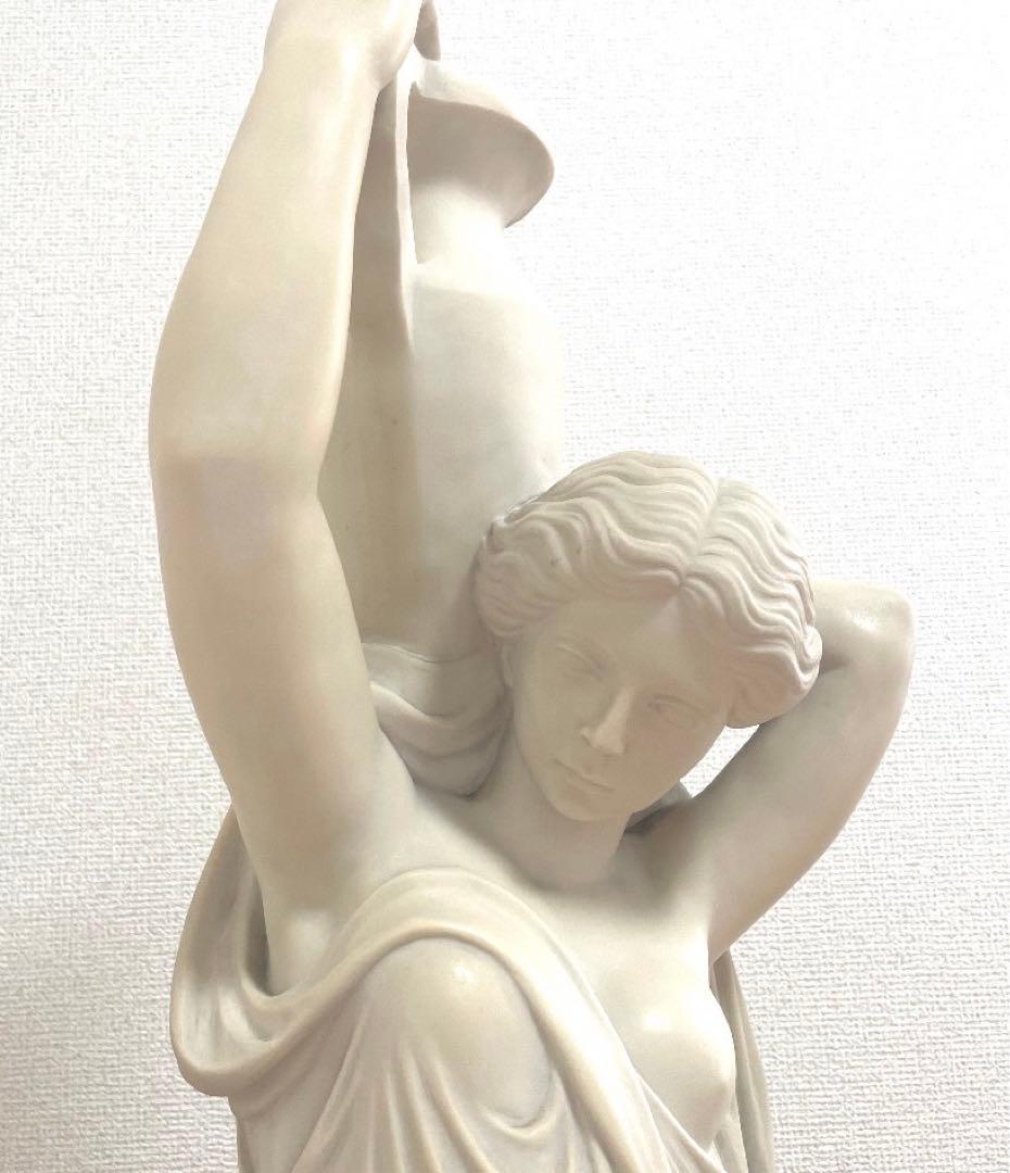 置物 水を汲む乙女 石膏像