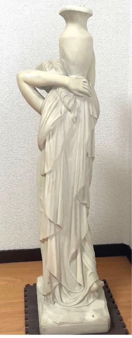 置物 水を汲む乙女 石膏像