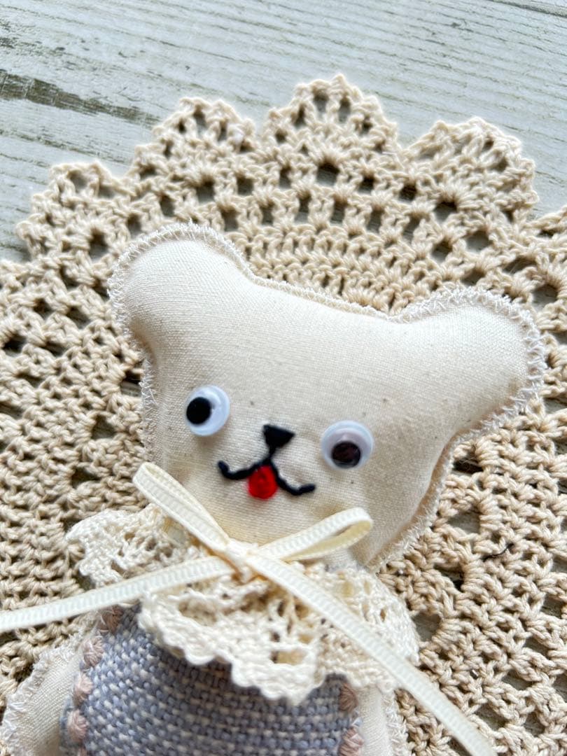 ベロンチョちびくまちゃん　ミナペルホネン　ハンドメイド　ブローチチャーム