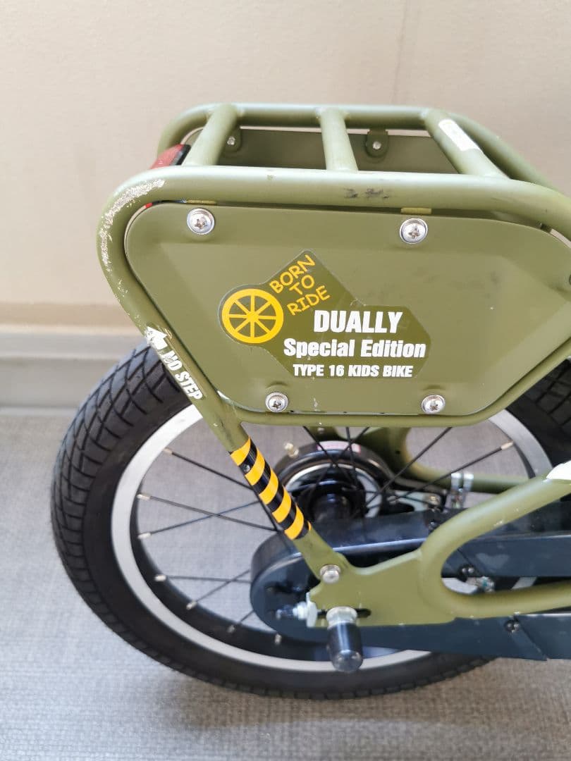 子供用自転車　16インチ　限定モデル　未使用の補助輪あり