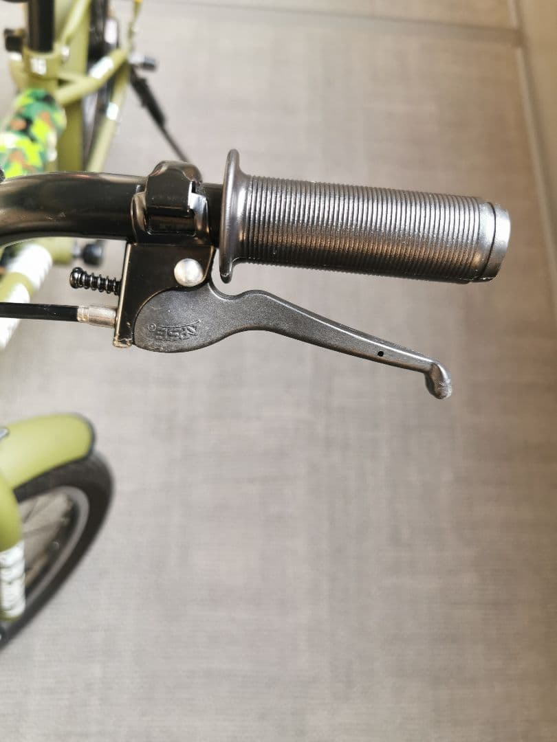 子供用自転車　16インチ　限定モデル　未使用の補助輪あり