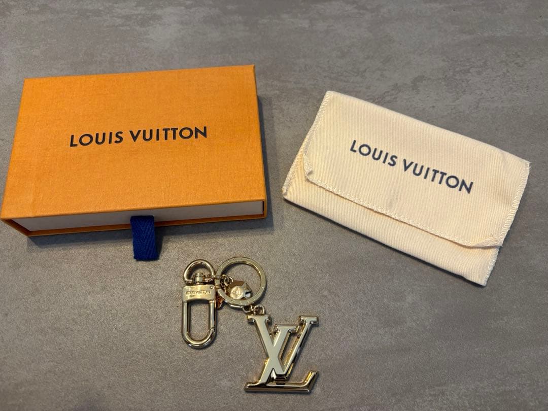 LOUIS VUITTON LVロゴキーホルダー