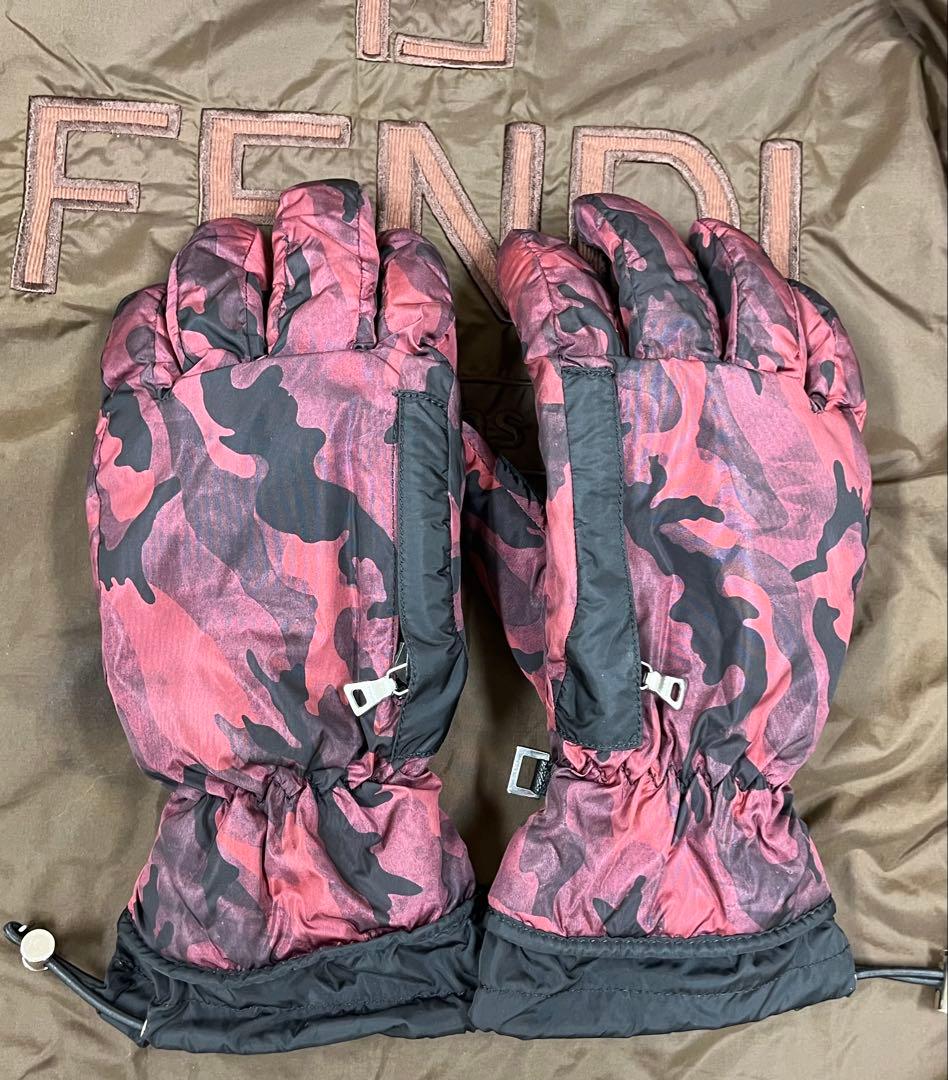 PRADA プラダ 迷彩柄でバリカッコいい　手袋 現行モデル　未使用に近く美品
