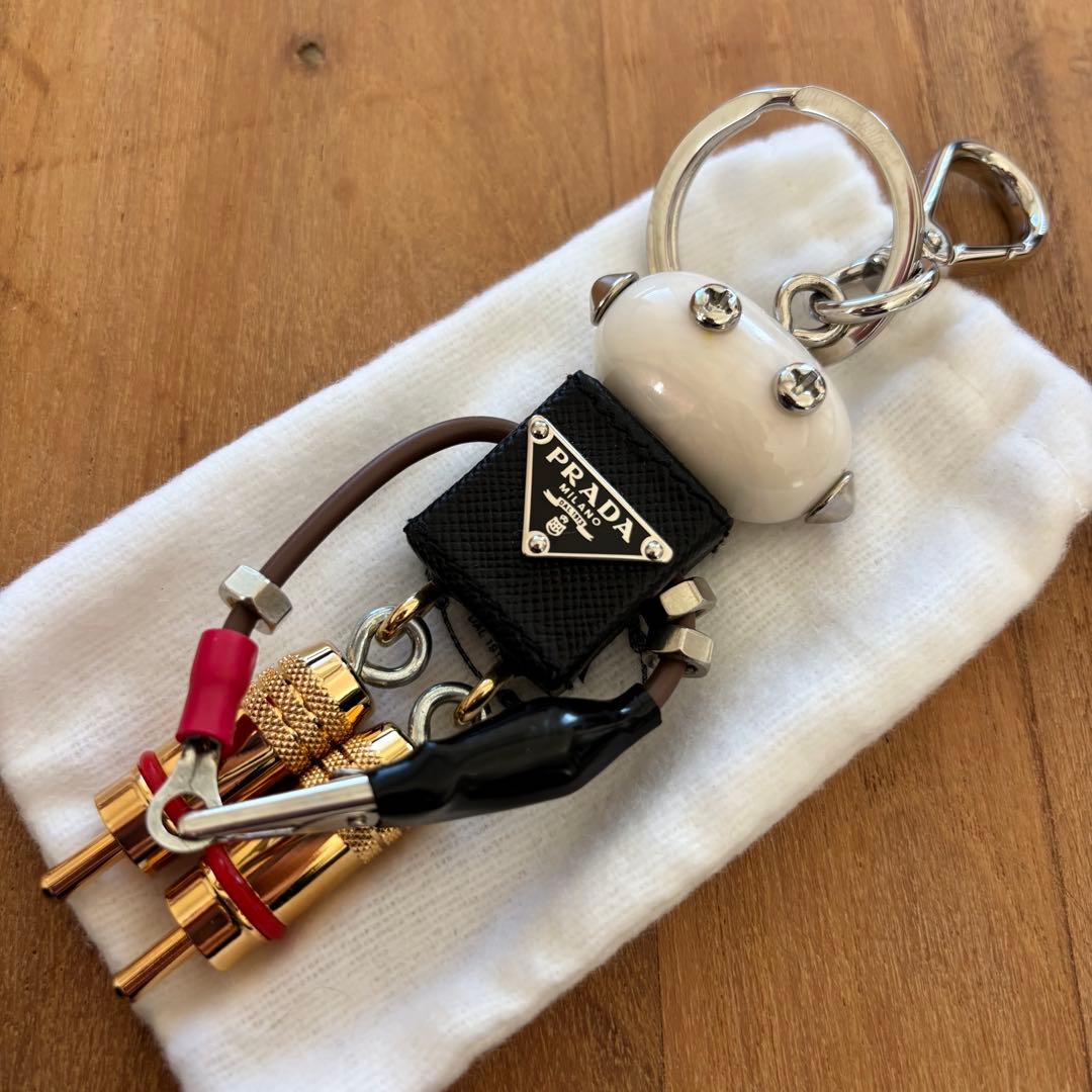 【新品未使用】 PRADA ロゴ プレート キーホルダー チャーム エドワード