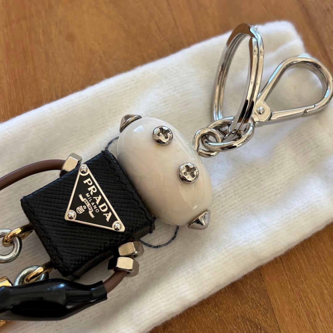 【新品未使用】 PRADA ロゴ プレート キーホルダー チャーム エドワード