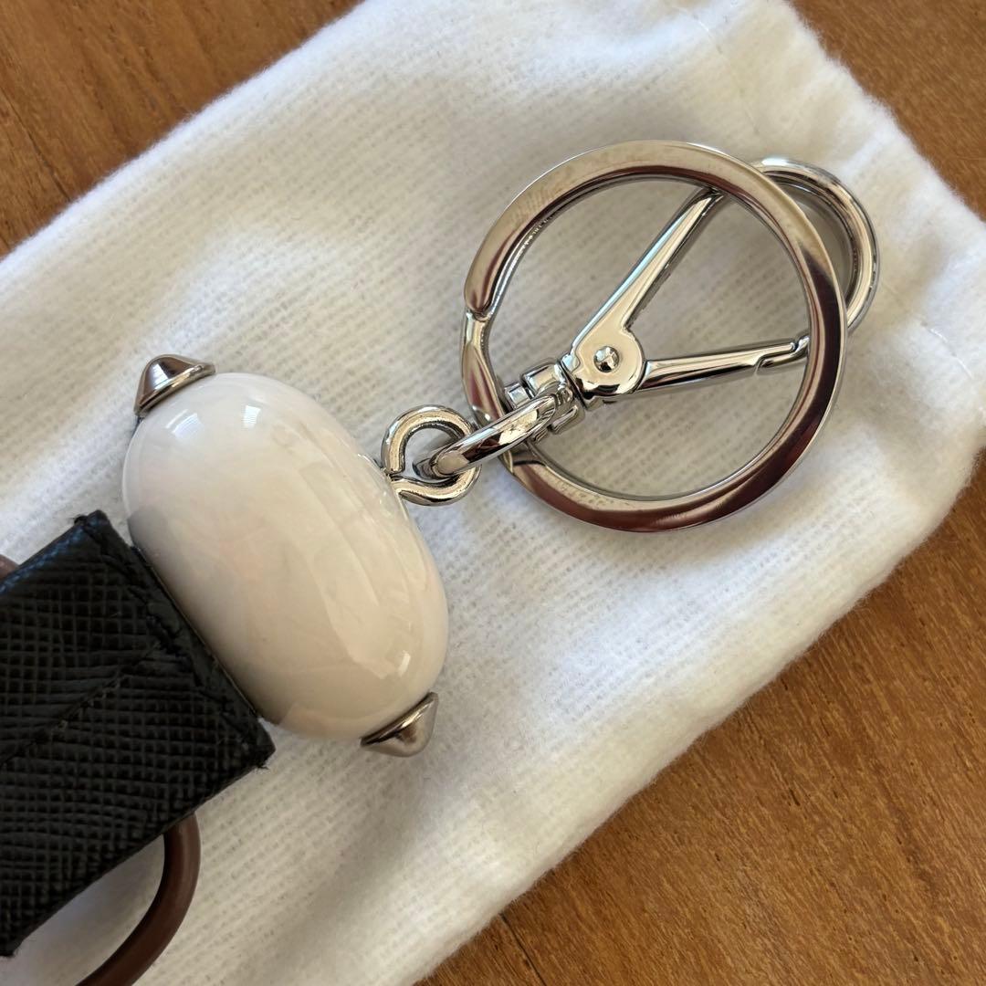 【新品未使用】 PRADA ロゴ プレート キーホルダー チャーム エドワード