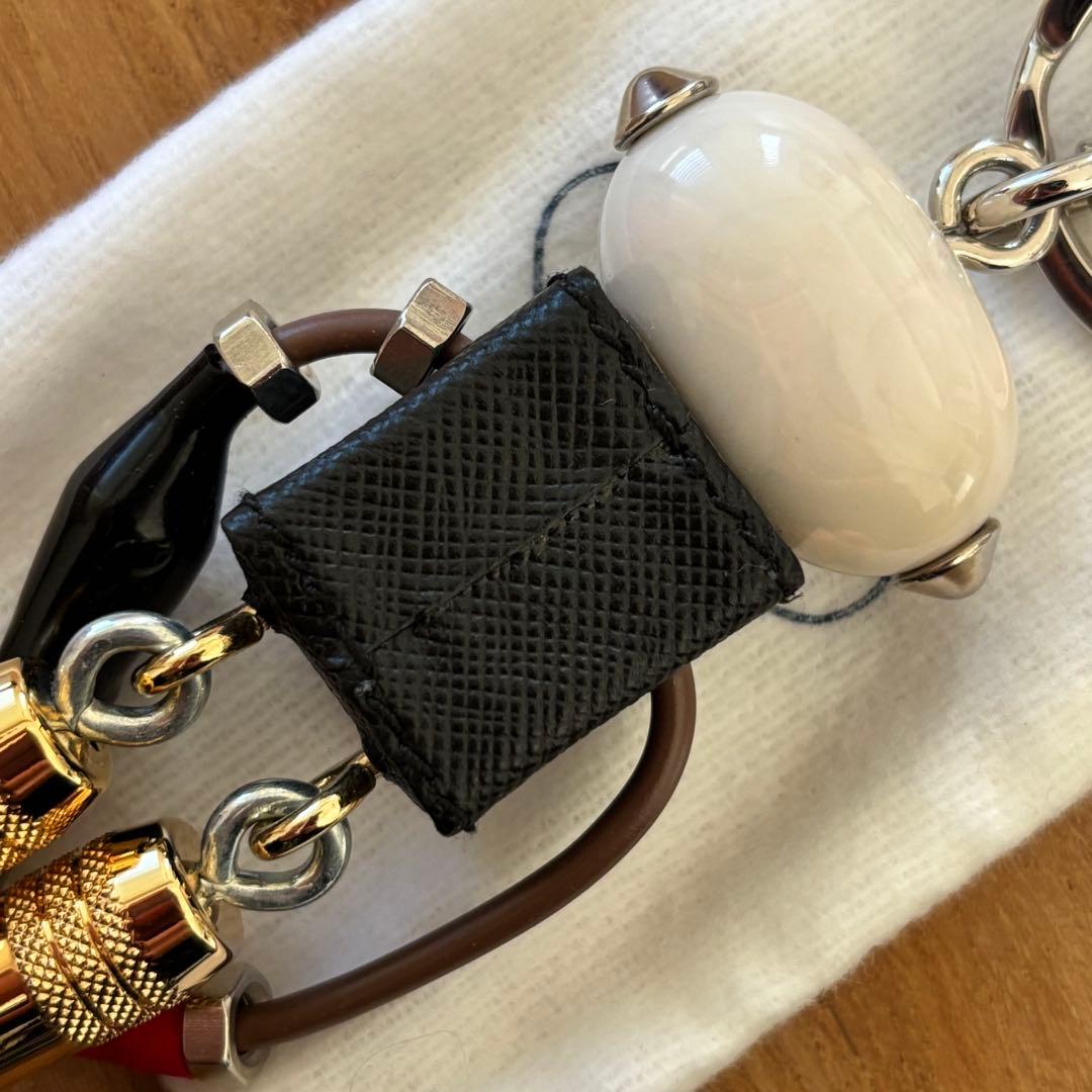 【新品未使用】 PRADA ロゴ プレート キーホルダー チャーム エドワード