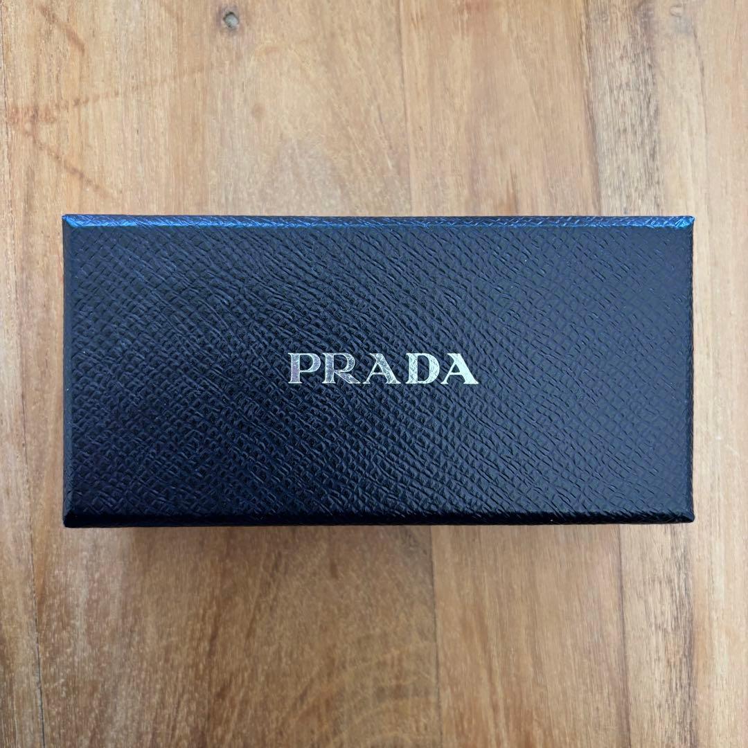 【新品未使用】 PRADA ロゴ プレート キーホルダー チャーム エドワード