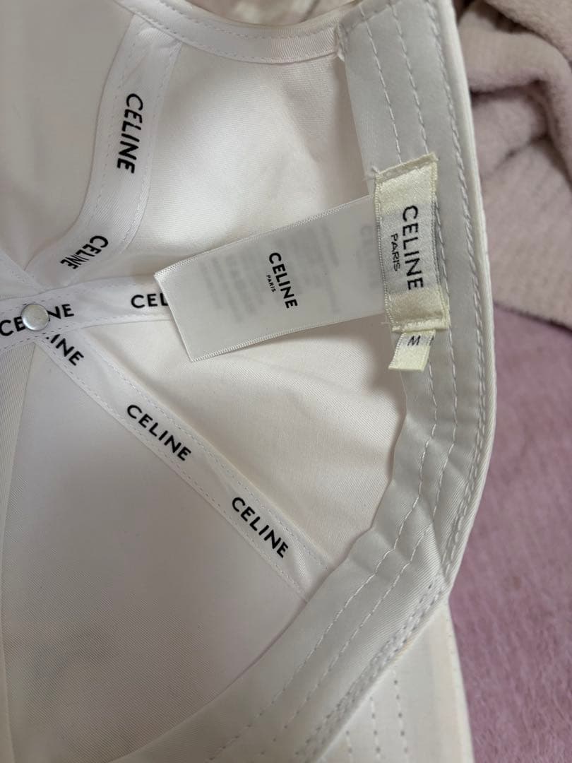 セリーヌ　ホワイト ベースボールキャップ ブラックロゴ