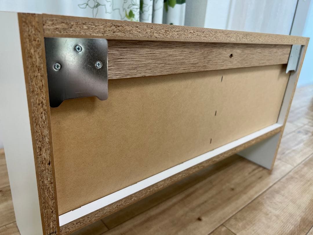 ホッチキスで壁面に取り付け可能なウォールシェルフ(ベルメゾン)