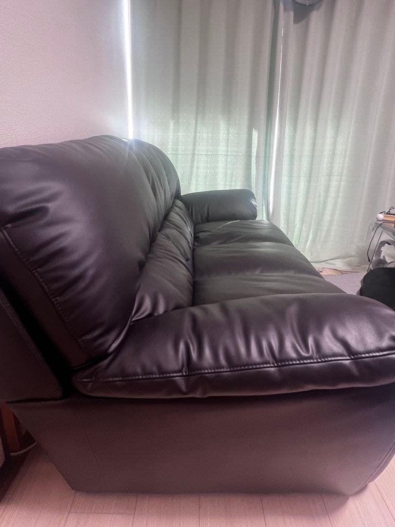 (マスターチーズ)黒の3人掛けソファ