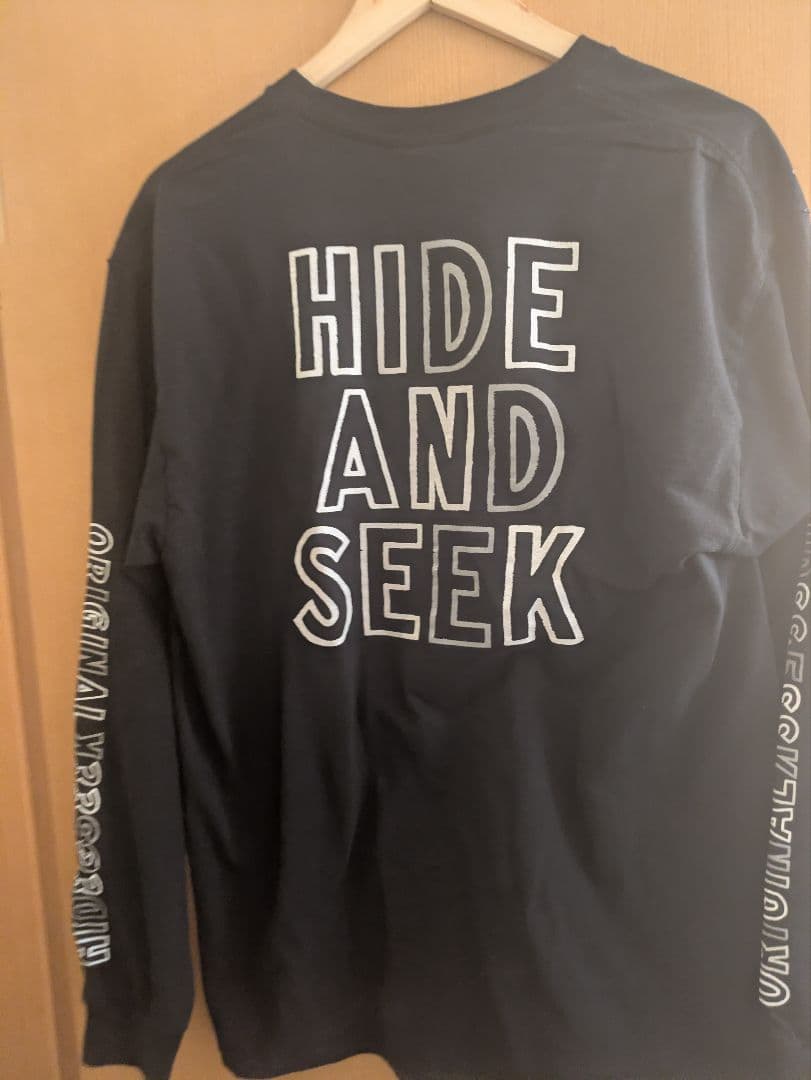 ブラック ロングスリーブ Tシャツ HIDE AND SEEK