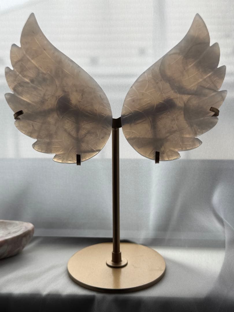 優しい光を放つ ブルーローズクォーツ エンジェルウィング ゴールドスタンド付き