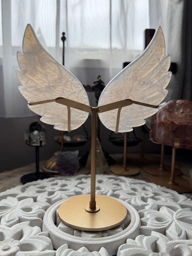 優しい光を放つ ブルーローズクォーツ エンジェルウィング ゴールドスタンド付き