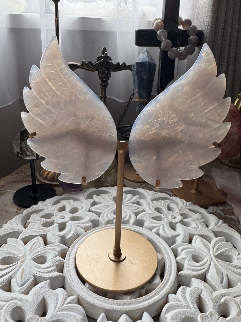 優しい光を放つ ブルーローズクォーツ エンジェルウィング ゴールドスタンド付き