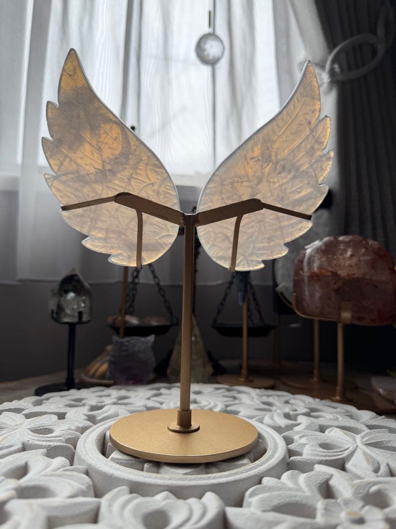 優しい光を放つ ブルーローズクォーツ エンジェルウィング ゴールドスタンド付き