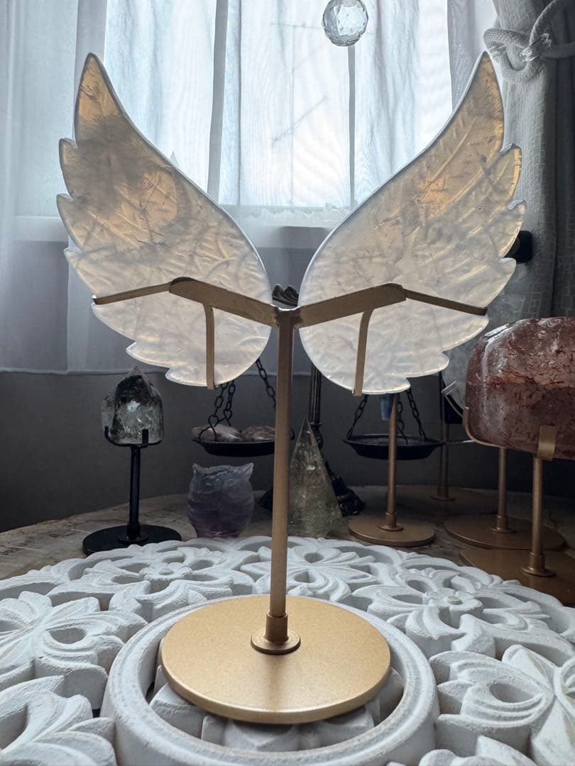 優しい光を放つ ブルーローズクォーツ エンジェルウィング ゴールドスタンド付き