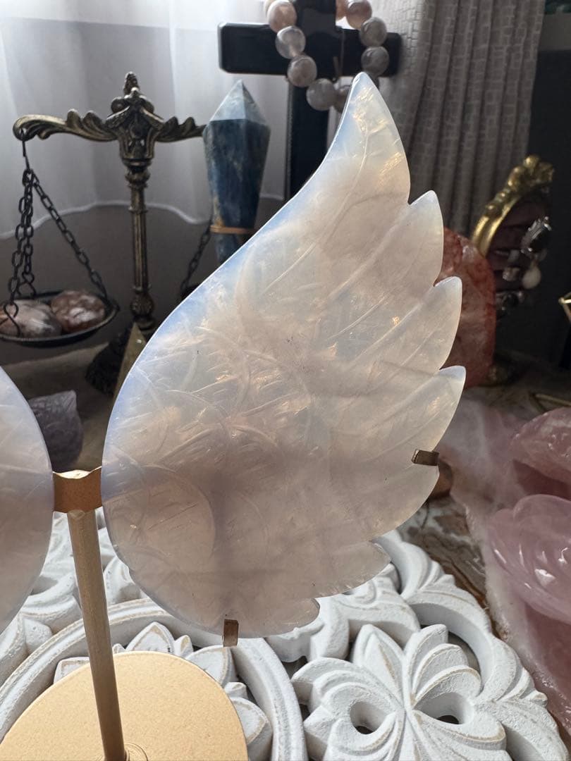 優しい光を放つ ブルーローズクォーツ エンジェルウィング ゴールドスタンド付き