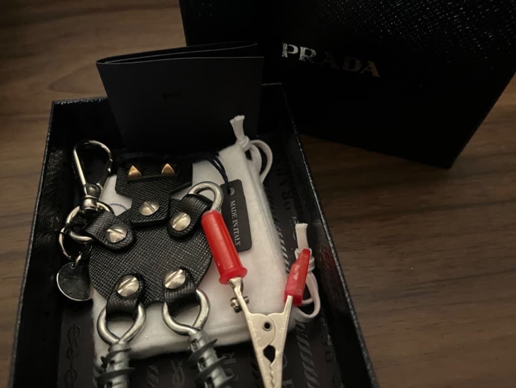 PRADA ロボット型キーホルダー メンズ レディース
