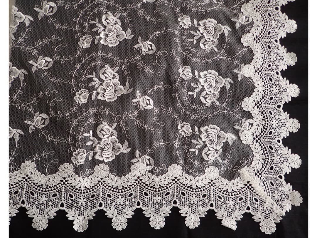 テーブルクロス 135×225cm ポリエステル100%　オフホワイト