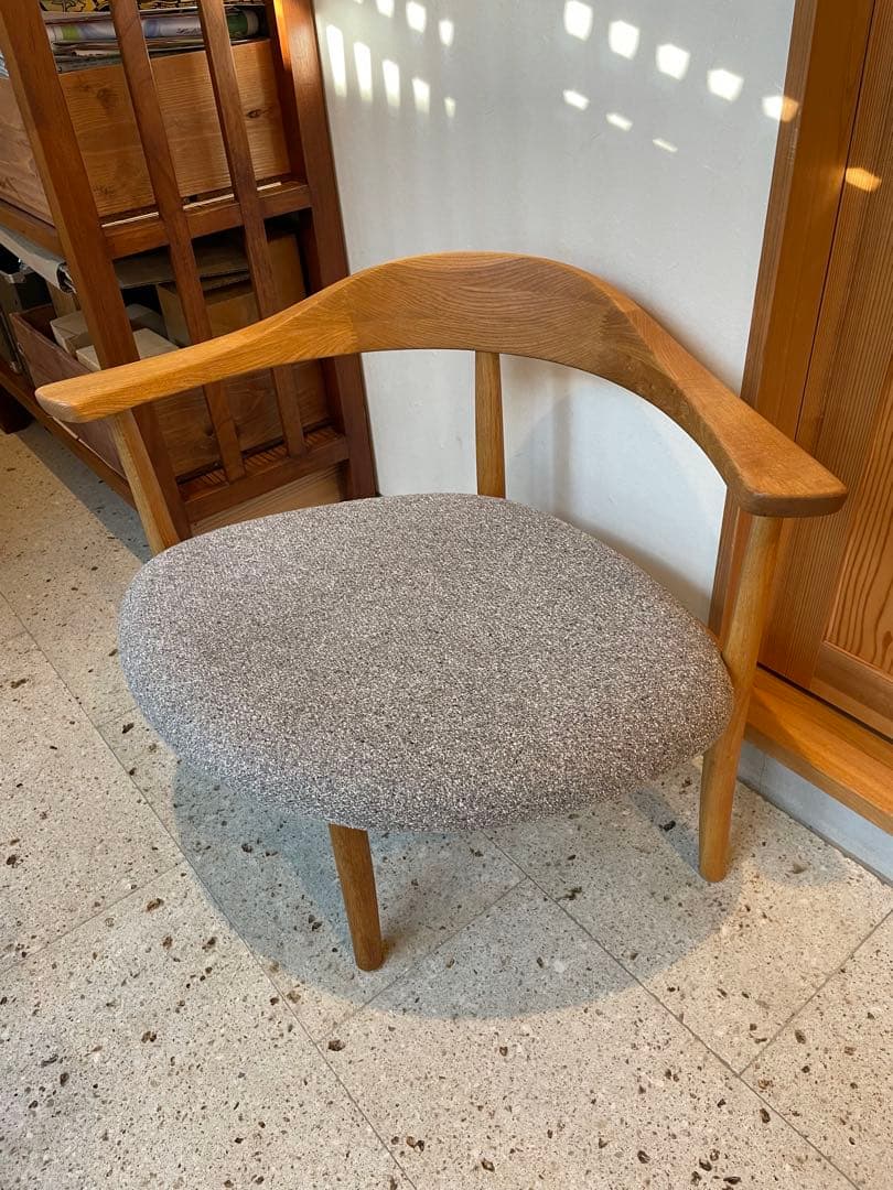 あぐらのかける男の椅子　秋山芳夫　座面グレー