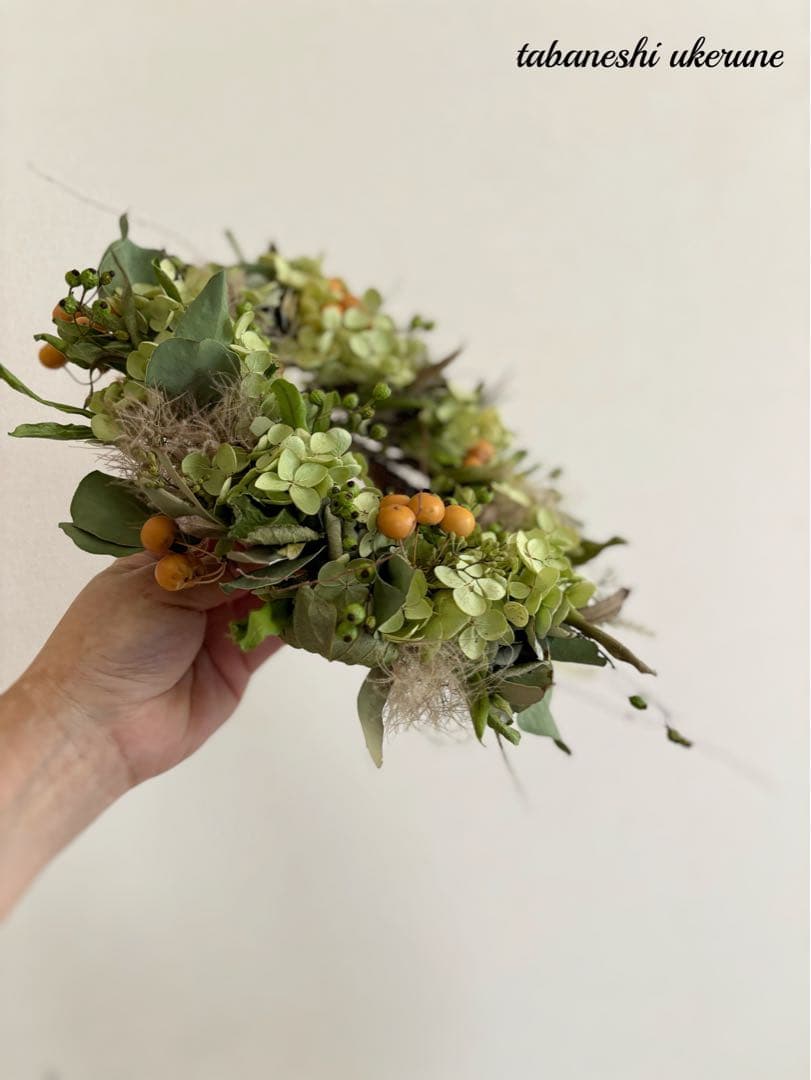 アナベルと秋色紫陽花とノイバラの実を紡いだ　夏に飾る　リース　ドライフラワー