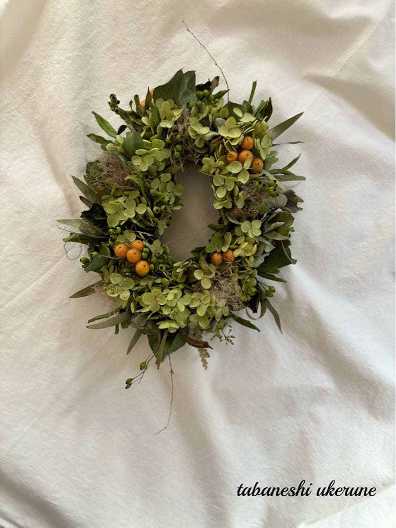 アナベルと秋色紫陽花とノイバラの実を紡いだ　夏に飾る　リース　ドライフラワー