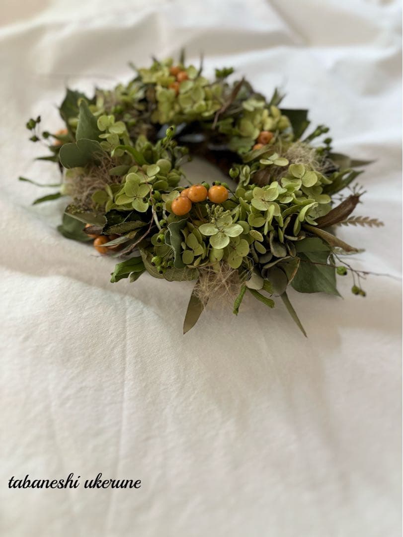 アナベルと秋色紫陽花とノイバラの実を紡いだ　夏に飾る　リース　ドライフラワー