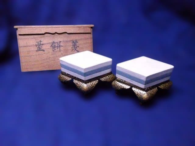 素晴らしい蒔絵と作りの良い菱餅台と木製の菱餅です。アンティークです。