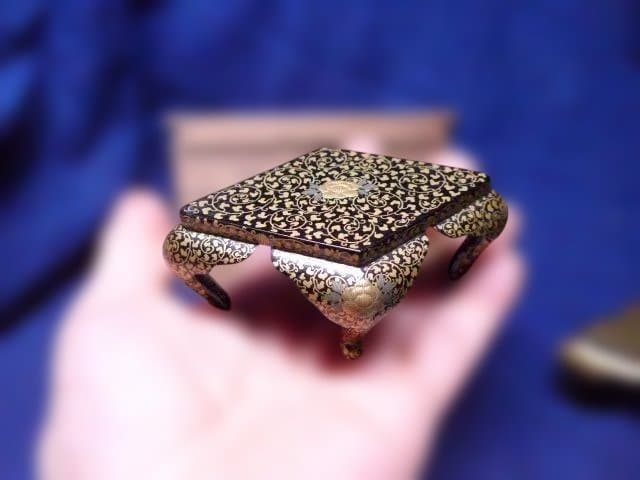 素晴らしい蒔絵と作りの良い菱餅台と木製の菱餅です。アンティークです。